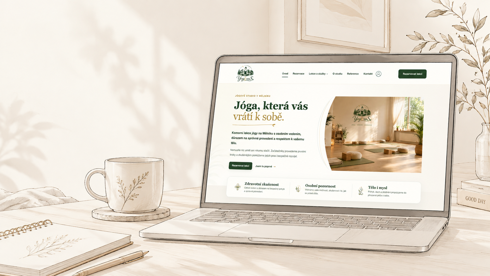 Notebook se zobrazením webu jógového studia YOGEVAS na světlém pracovním stole